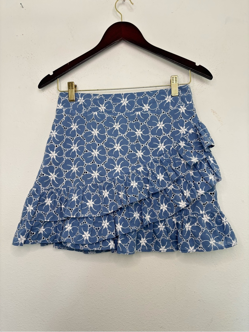 DO + BE BLUE EMBROIDERED FLORAL PRINT RUFFLE MINI SKIRT SZ MEDIUM